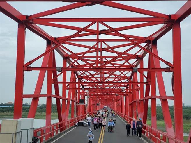 云林县府文观处规画未来每个月开放一天果菜市场休市的周日让人徒步上桥，也有助于提升观光人气。（周丽兰摄）