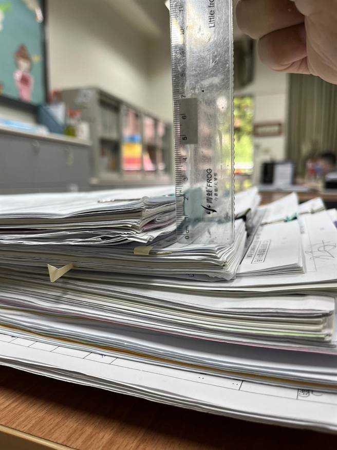 魏姓教师表示，初阶心评人员撰写1份全套含智力测验等评量内容的综合报告可领1000元，却需耗时约30小时，填写资料共2公分高。（魏师提供／潘虹恩台中传真）