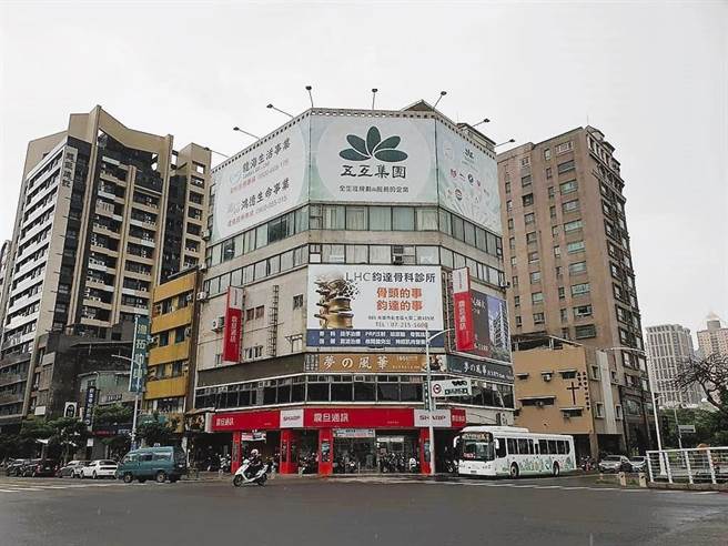 知名生命礼仪公司「五互集团」旗下子公司「龙海生活事业」涉嫌推销契约商品、非法吸金逾220亿元，近2万民眾、菜篮族受害。该集团女总裁陈秋白遭判10年6月。（本报资料照）