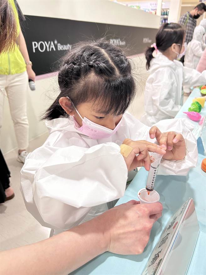 第3届「大树小医师」活动，14日在新竹大远百登场，有92位「大树小医师」完成养成训练。（陈育贤摄）