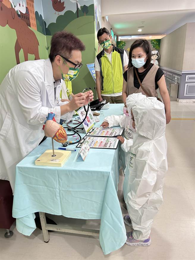 第3届「大树小医师」活动，14日在新竹大远百登场，有92位「大树小医师」完成养成训练。（陈育贤摄）