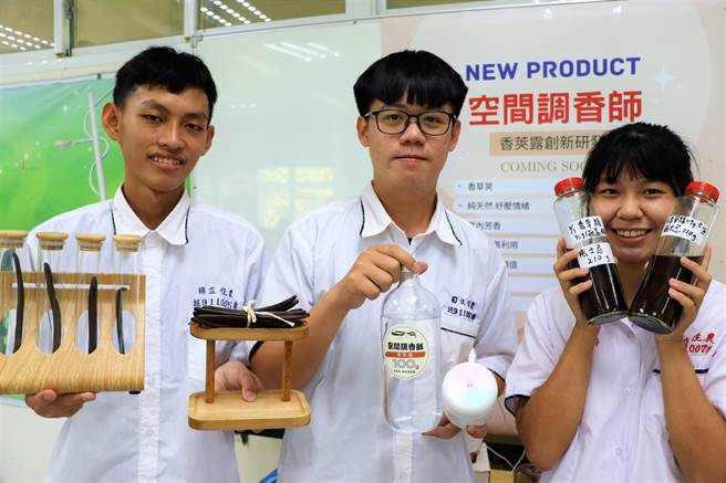 屏东佳冬高农农经科学生王振甫（中）、江柏汉（左）将毫无价值的C级香荚兰化身「空间调香师」，且二次蒸馏成功变香草精，2人还一同考上屏科大科技农业公费生，将继续携手香荚兰产业的相关研发。（谢佳潾摄）