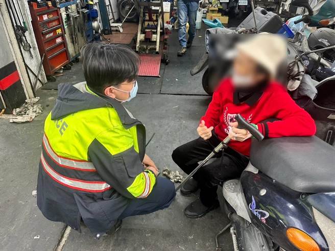 桃园8旬老妇出门迷途警方协助找到家人团圆。(警方提供／吕筱蝉桃园传真)