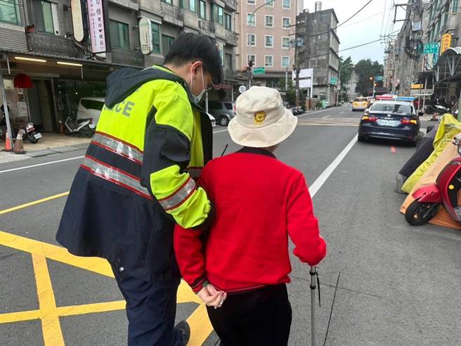 桃园8旬老妇出门迷途警方协助找到家人团圆。(警方提供／吕筱蝉桃园传真)