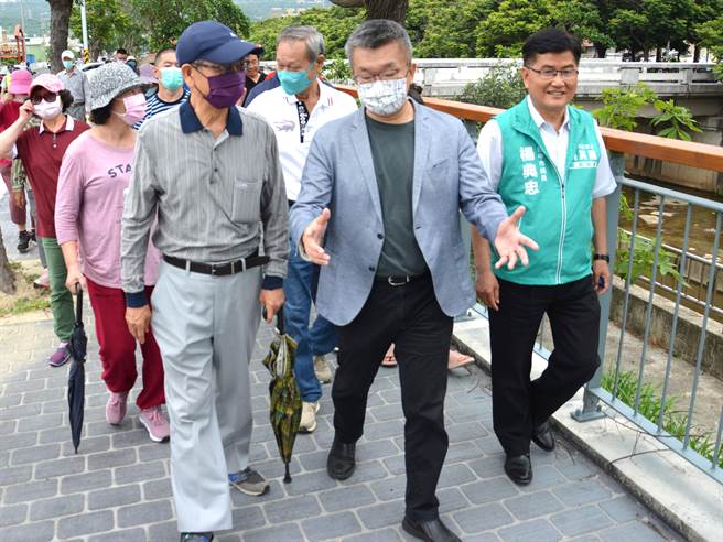 台中清水区桥头社区14日于桥江北街举办健行，先前积极争取经费建设的立法院副院长蔡其昌（中）也到场共襄盛举。（立法院副院长蔡其昌提供／潘虹恩台中传真）