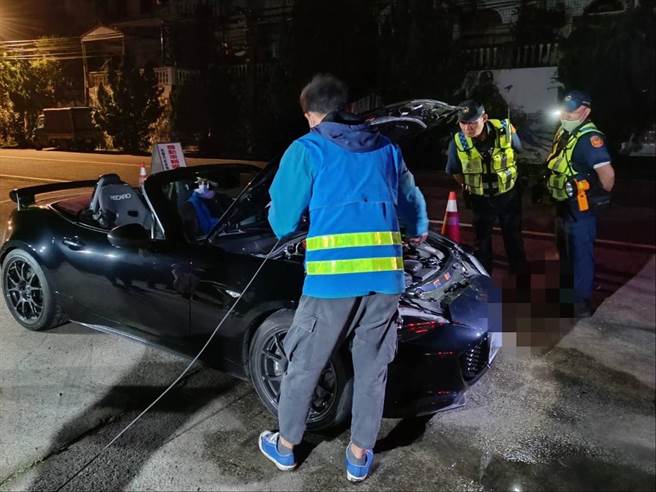 桃园市大溪警方联合环保局，加强取缔改造噪音车。(警方提供／吕筱蝉桃园传真)