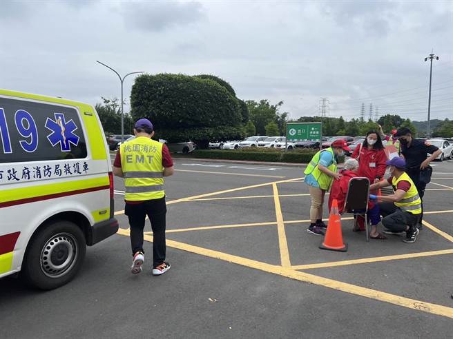 老妇人买菜迷途竟跑到游乐园，警方耐心找线索联繫上家人。(警方提供／吕筱蝉桃园传真)