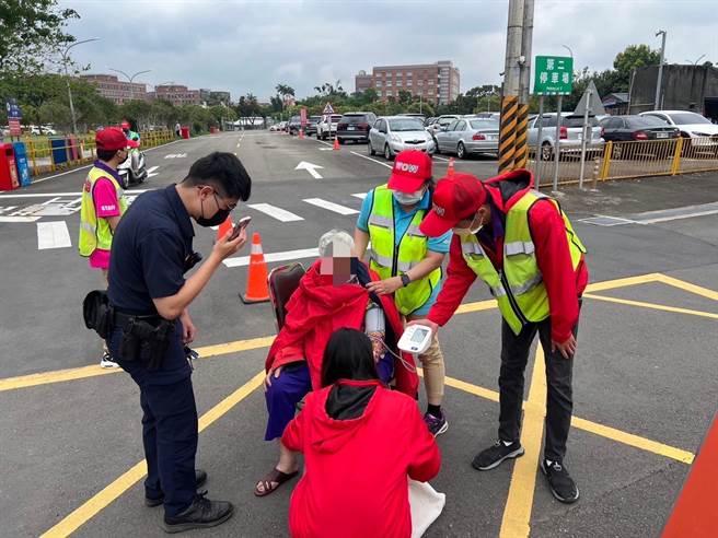 老妇人买菜迷途竟跑到游乐园，警方耐心找线索联繫上家人。(警方提供／吕筱蝉桃园传真)