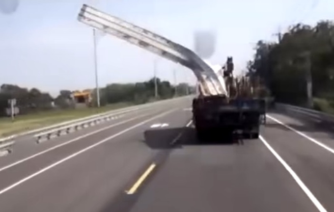 驾驶发现前方1辆货车上的「铁皮」突弯了，不断狂甩还差点波及对向来车。（翻摄自脸书爆料公社）