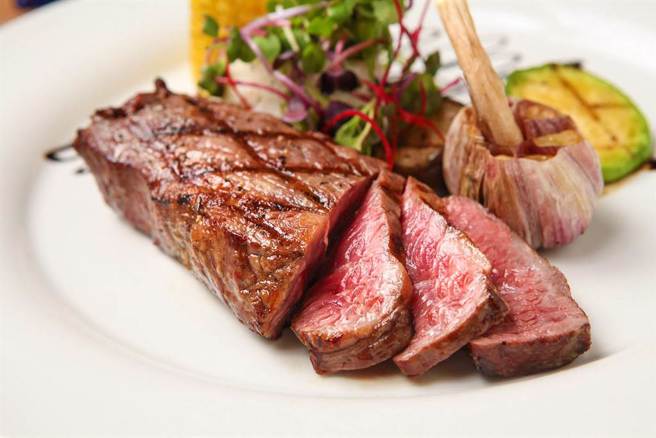 许多人认为高蛋白饮食有助增肌减脂、促进健康，但一项研究发现，当果蝇被迫长期饥饿后，似乎重新设定其所需要的蛋白质量，儘管进食量增加，却延长了寿命。医师表示，能延长生命寿命的是「低蛋白饮食」。(示意图/ Shutterstock )