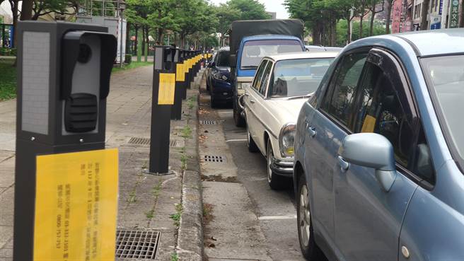 桃园市交通局试办路边停车格智慧开单柱，第1阶段在桃园区三民路三民运动公园旁46席、中坜区元化路中正公园旁29席、杨梅区校前路杨梅国中旁29席，试办104席智慧停车格。（赖佑维摄）