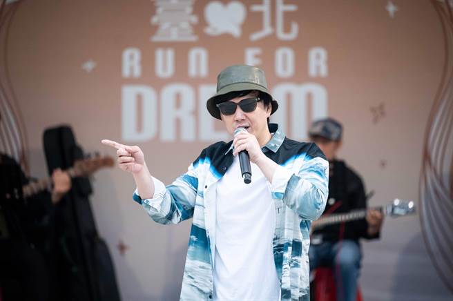 萧煌奇昨为「台北Run For dream」母亲节活动快闪演出。（身心障碍者艺文推广协会提供）