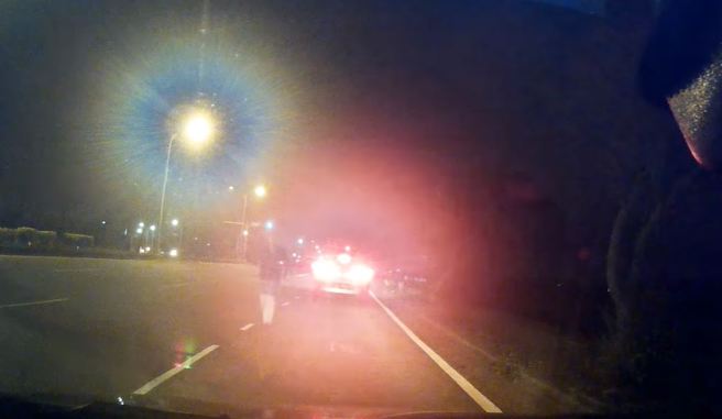 一名男子因在家发现母亲突「全身瘫软、呼吸困难」，在送医过程中突遇巡逻警，便赶紧拦车请求协助帮忙开道。（翻摄自脸书粉专TCPB 局长室 ）