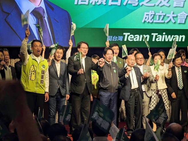 基隆市14日成立首个赖清德后援会，包括民进党立委提名人张秉钧（左起）、立委蔡适应、内政部长林右昌、副总统赖清德、庆安宫主委童永、基隆市议会议长童子玮等人，都共同出席盛会。（张志康摄）