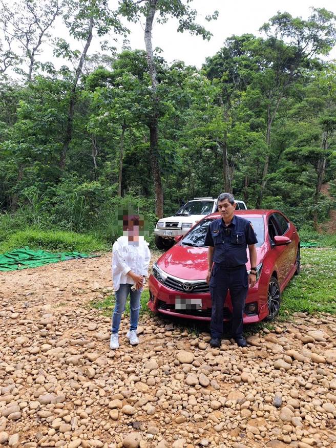 警方协助女子们脱困。（警方提供／李京升苗栗传真）