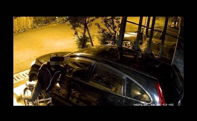 窃贼骑着脚踏车四处行窃。（民眾提供／吴佩蓉宜兰传真）