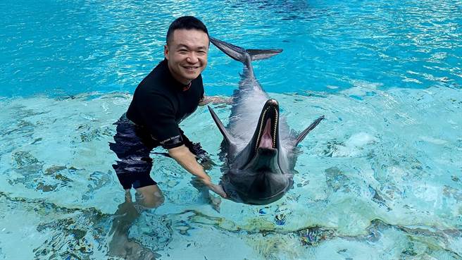 游客透过难得的互动体验边玩边学，堪称是最实用的海洋生物保育教学。(陈韵萍摄)