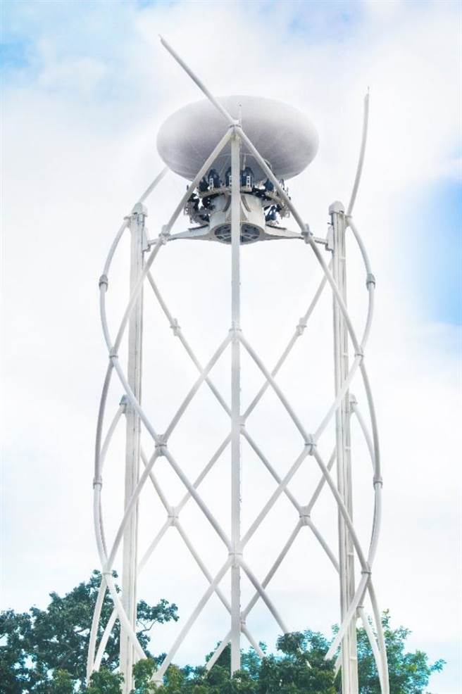 圣淘沙天空喜立约12层楼高，是目前新加坡最高的露天全景旋转观景台。(圣淘沙天空喜立提供)  