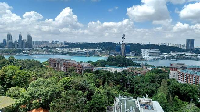 圣淘沙天空喜立在顶端缓慢旋转10分钟，旅客可以360度俯瞰圣淘沙岛和南部群岛。(陈韵萍摄)