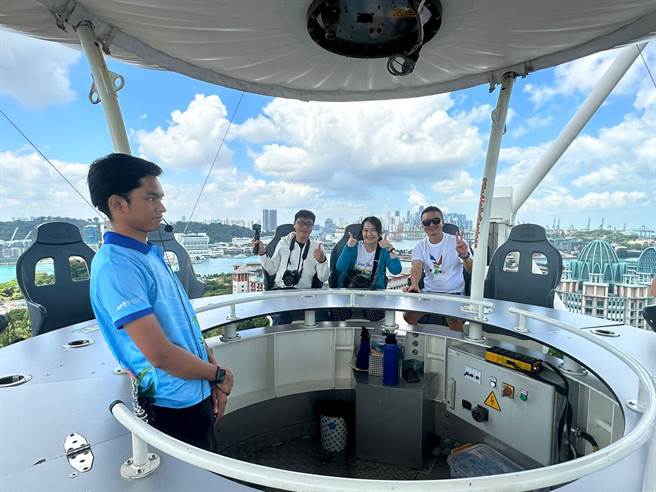 天空喜立的大圆桌一次最多可容纳16位乘客，乘客的脚是呈现离地凌空状态，颇为刺激。(陈韵萍摄)