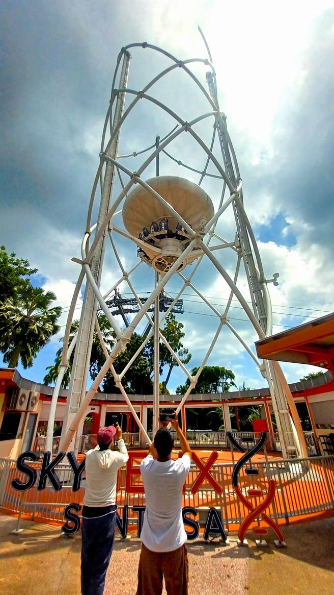 2021年底才开幕的圣淘沙天空喜立，是新加坡新的旅游亮点。(陈韵萍摄)