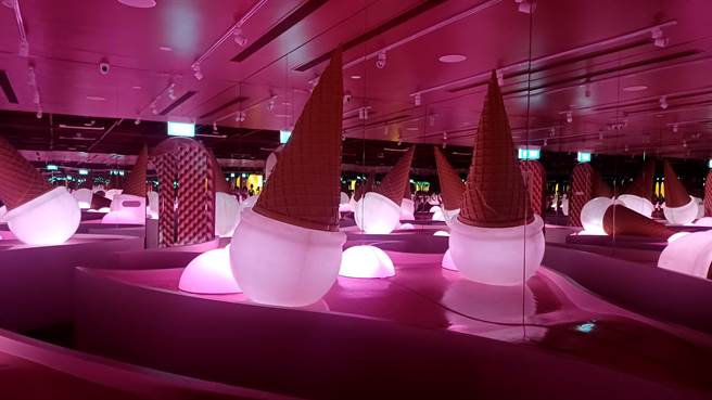 冰淇淋博物馆打造不少以冰淇淋为主轴的装置艺术和冰品造景，好玩好拍。（陈韵萍摄）