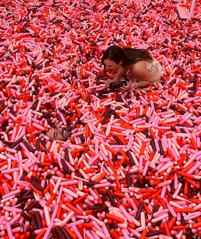 有不少远从美国、大陆、东南亚等国家专程来冰淇淋博物馆玩的游客。（陈韵萍摄）