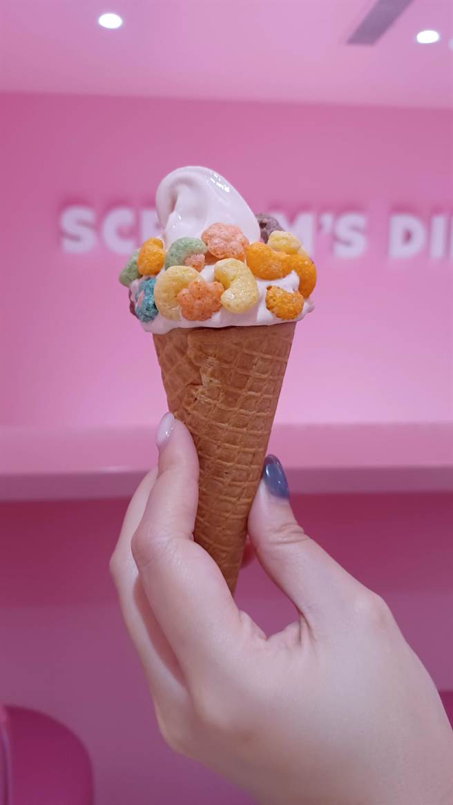 冰淇淋博物馆内提供不同种类和口味的冰品吃到饱，让人吃得过瘾又满足。（陈韵萍摄）