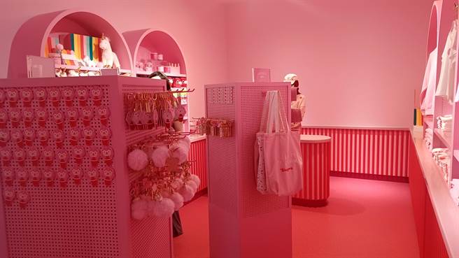 冰淇淋博物馆的附设商店，展示柜上可见大量的粉色商品。（陈韵萍摄）