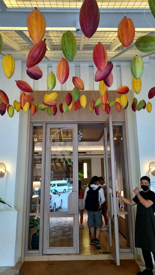 「Mr. Bucket Chocolaterie」店门口的天花板挂着各式缤纷的可可豆，相当醒目。（陈韵萍摄）