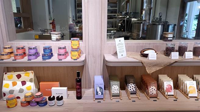 「Mr. Bucket Chocolaterie」店内贩售许多与巧克力有关的产品。（陈韵萍摄）
