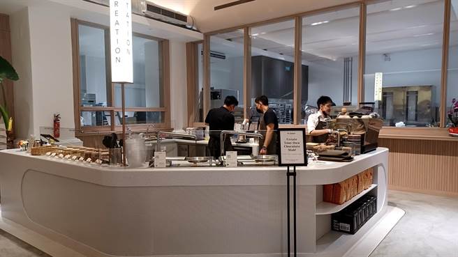 「Mr. Bucket Chocolaterie」巧克力工厂可透过玻璃窗观看巧克力的制程。（陈韵萍摄）