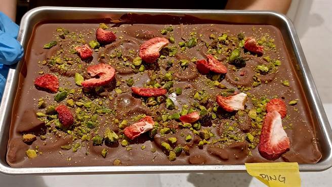 游客来到巧克力工厂可挑选喜欢的配料，客制化非我莫属的巧克力。（陈韵萍摄）