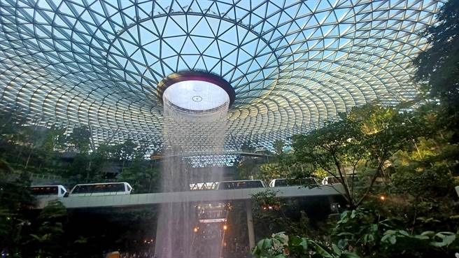 星耀樟宜机场内打造了全球最大、高达40公尺的室内瀑布「雨漩涡」，是机场必拍景点。（陈韵萍摄）