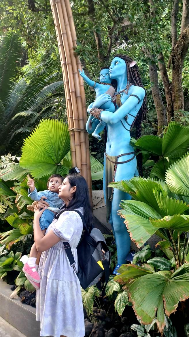 馆方打造真人大小的纳美人，吸引粉丝争相朝圣，展期延到6月底。（陈韵萍摄）