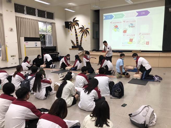 高雄市消防局六龟分队邀请六龟高中近百名学生，一同教导心肺復甦术（CPR）以及自动体外去颤器（AED）实作流程。（翻摄照片／崔正纲高雄传真）