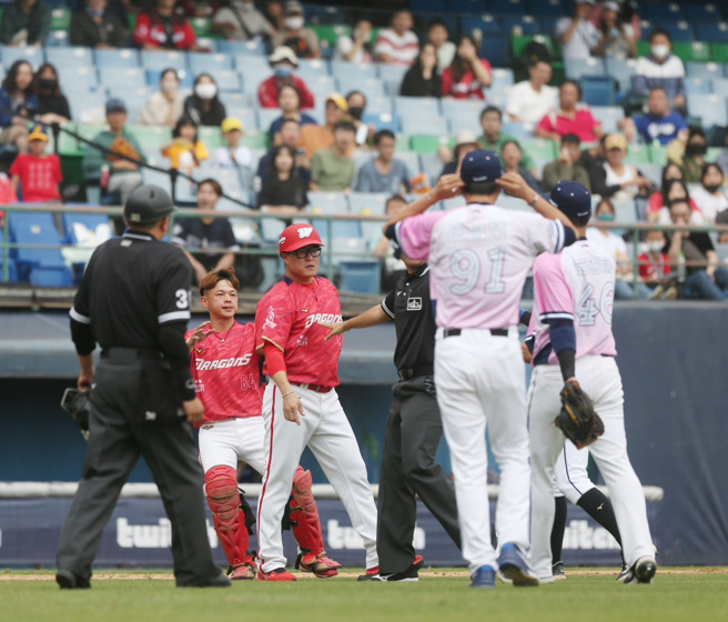 富邦悍将先发投手肯特在4局上因不满裁判喊暂停时间点，引发两队清空板凳。（陈怡诚摄）