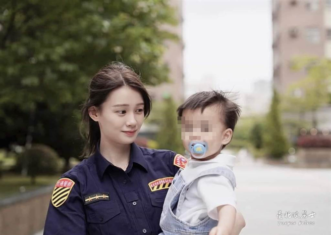 北市警局脸书帐号，今天po出交通队女警林思妤与儿子的合影，应景祝福母亲节快乐。（北市警局提供）