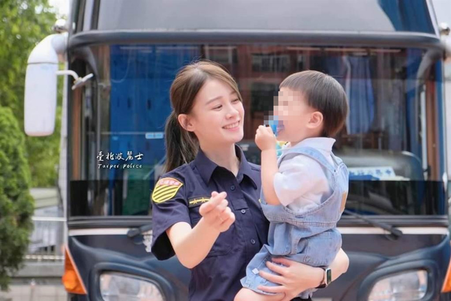 北市警局脸书帐号，今天po出交通队女警林思妤与儿子的合影，应景祝福母亲节快乐。（北市警局提供）