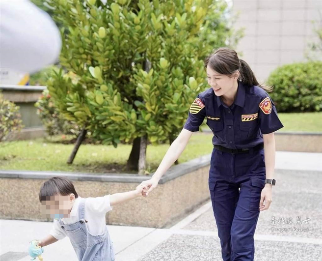 北市警局脸书帐号，今天po出交通队女警林思妤与儿子的合影，应景祝福母亲节快乐。（北市警局提供）