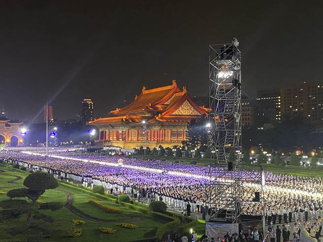 慈济基金会今(14)日中正纪念堂举办「2023 年佛诞浴佛孝亲感恩祈福会 」，现场信眾万人场面盛大。（李柏澔摄）