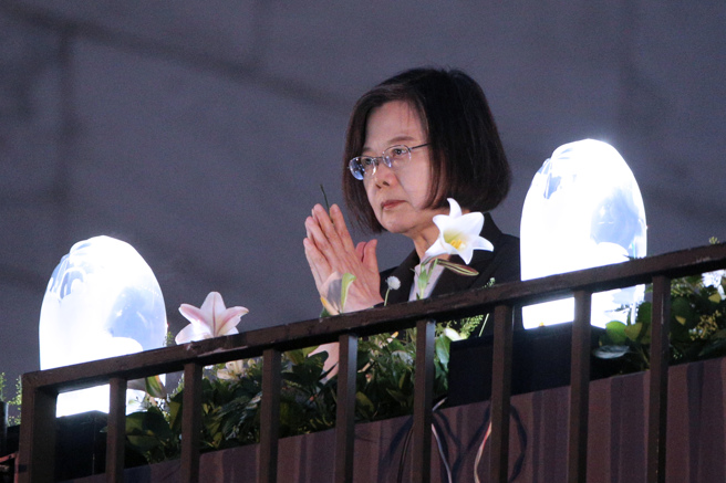 庆祝「佛诞节、母亲节、全球慈济日」三节合一，慈济基金会14日晚间在台北市中正纪念堂举办「2023年佛诞浴佛孝亲感恩祈福会」，蔡英文总统出席礼佛、祈福。（黄世麒摄）