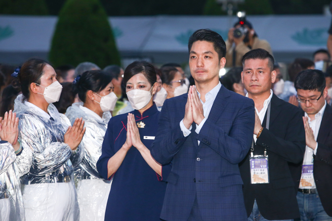 庆祝「佛诞节、母亲节、全球慈济日」三节合一，慈济基金会14日晚上六点在台北市中正纪念堂举办「2023年佛诞浴佛孝亲感恩祈福会」，台北市长蒋万安应邀出席祈福。（邓博仁摄）