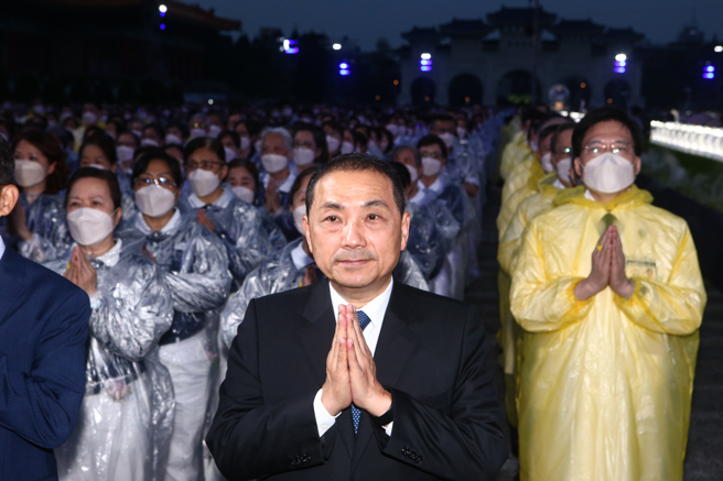庆祝「佛诞节、母亲节、全球慈济日」三节合一，慈济基金会14日晚上六点在台北市中正纪念堂举办「2023年佛诞浴佛孝亲感恩祈福会」，新北市长侯友宜应邀出席祈福。（邓博仁摄）