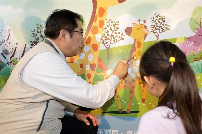 台南市长黄伟哲14日到顽皮世界野生动物园，与学童一起拿画笔为壁画墙上的动物上色。（台南市政府提供／程炳璋台南传真）