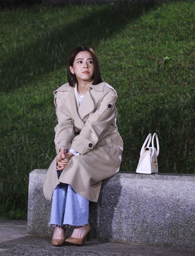 苏晏霈剧中等在傅子纯。（民视提供）