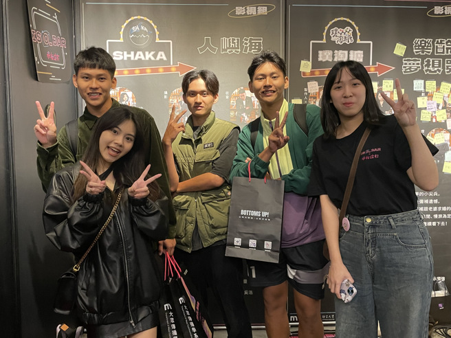 纪录片《人屿海》发表会上男主角三位儿子特别赶赴现场欣赏力挺，创作学生与片中人物增添感动。(戴志扬翻摄)