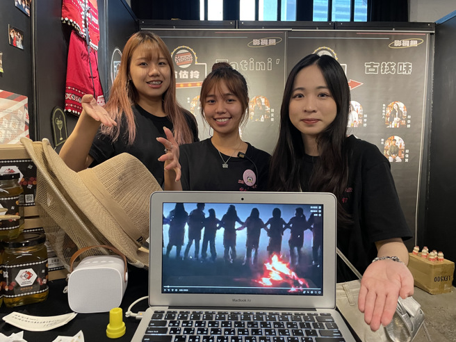 纪录片《tatini'》导演豆苡璇以祖父赛夏族人身分题材，拍摄居百寿部落耆老豆鼎发养蜂日常，实际参与被誉为最神秘的祭典「矮灵祭」。(戴志扬翻摄_)