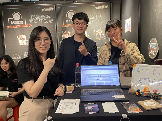 由许佳欣、张羽廷、田恒同学合组 612室创作《声活》广播节目，採访来自台中鱼市场的专业粜手陈俊隆，传递粜手的人文情怀。(戴志扬翻摄)