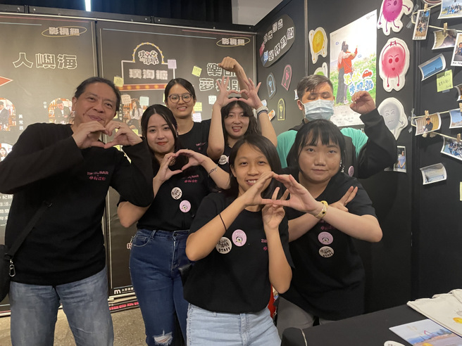 班导师余国强看到学生四年来的成长和变化，勉励同学Be bold, be unique! 。(戴志扬翻摄)